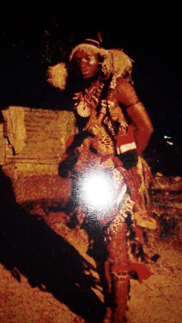 Maître Ghetsotso, portrait en tenue traditionnelle